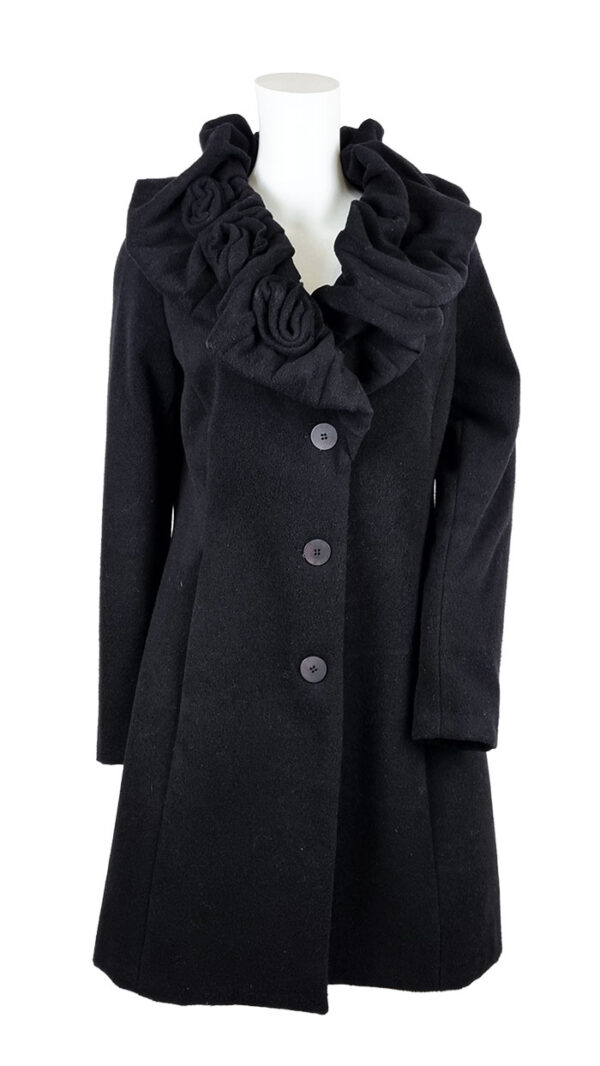Cappotto nero con rouches sul collo, bottoni e tasche a filetto