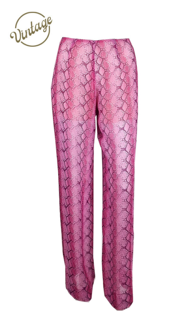 Pantaloni fucsia con stampa pitonata.